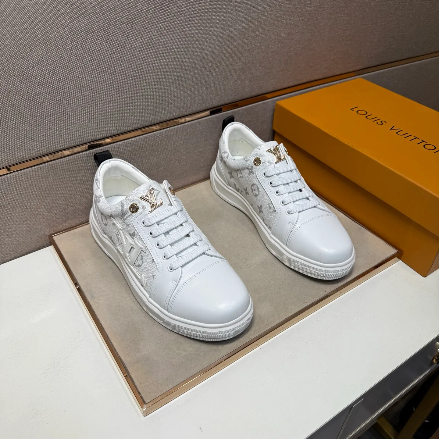 ⬛️Ex-factory price p400 [LV~] Men's casual shoes, 2025z cabinet sales simultaneously 🔶Code number: 38-44#️⃣ 🔷3 colors🔜The upper is made of multi-material splicing ➕Genuine leather lining, comfortable and breathable, sole: original comfortable and wear-resistant outsole, ⚠️real thing📱photographed🎬real thing is better📢📢📢